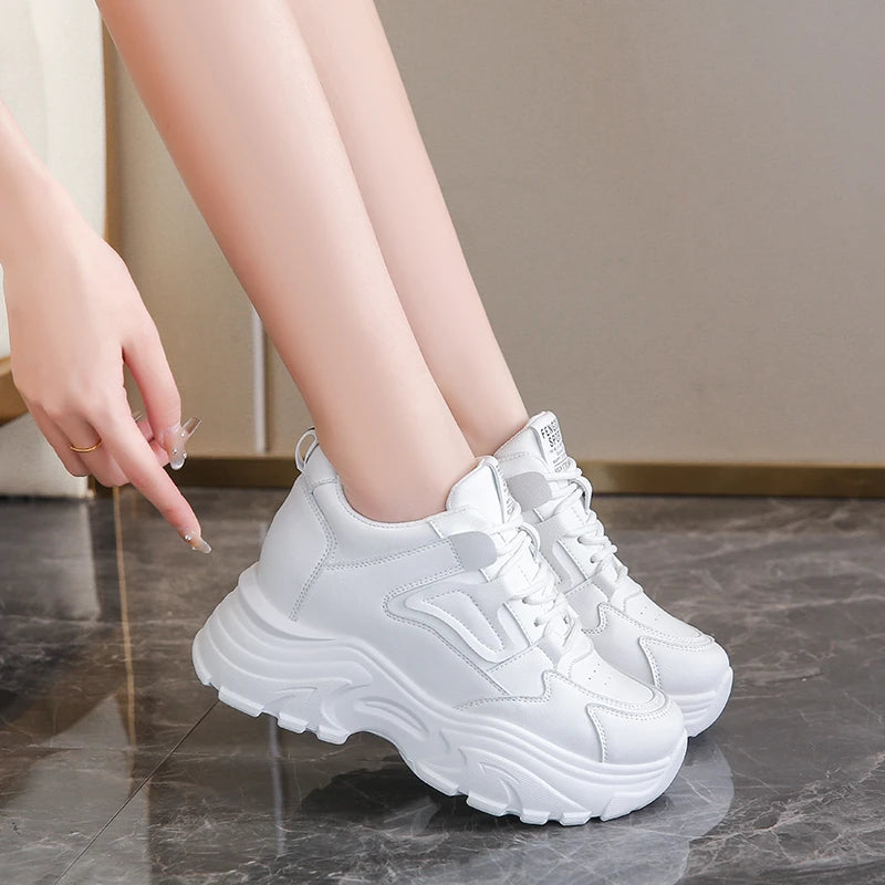 Sneakers con Platform e Lacci – Bianco e Nero